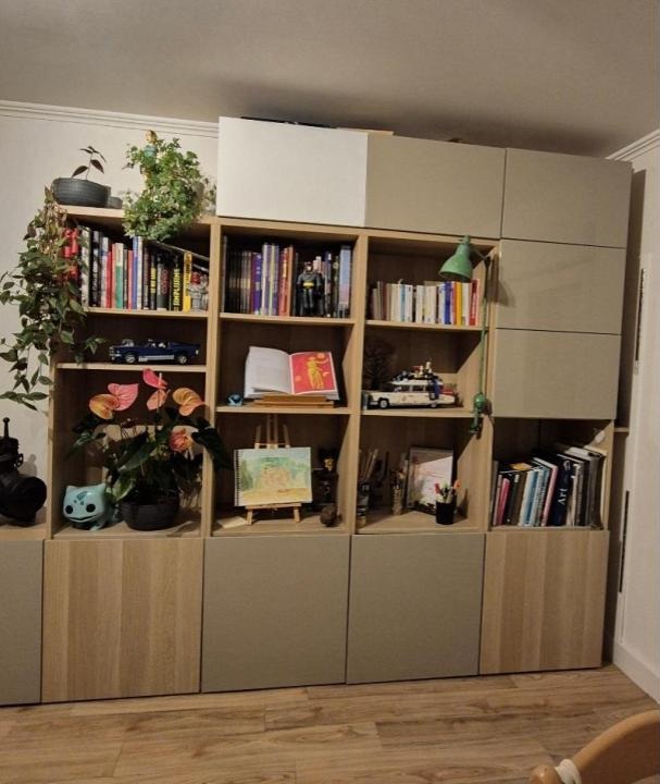 Étagère avant rénovation avec vinyle adhésif - État initial