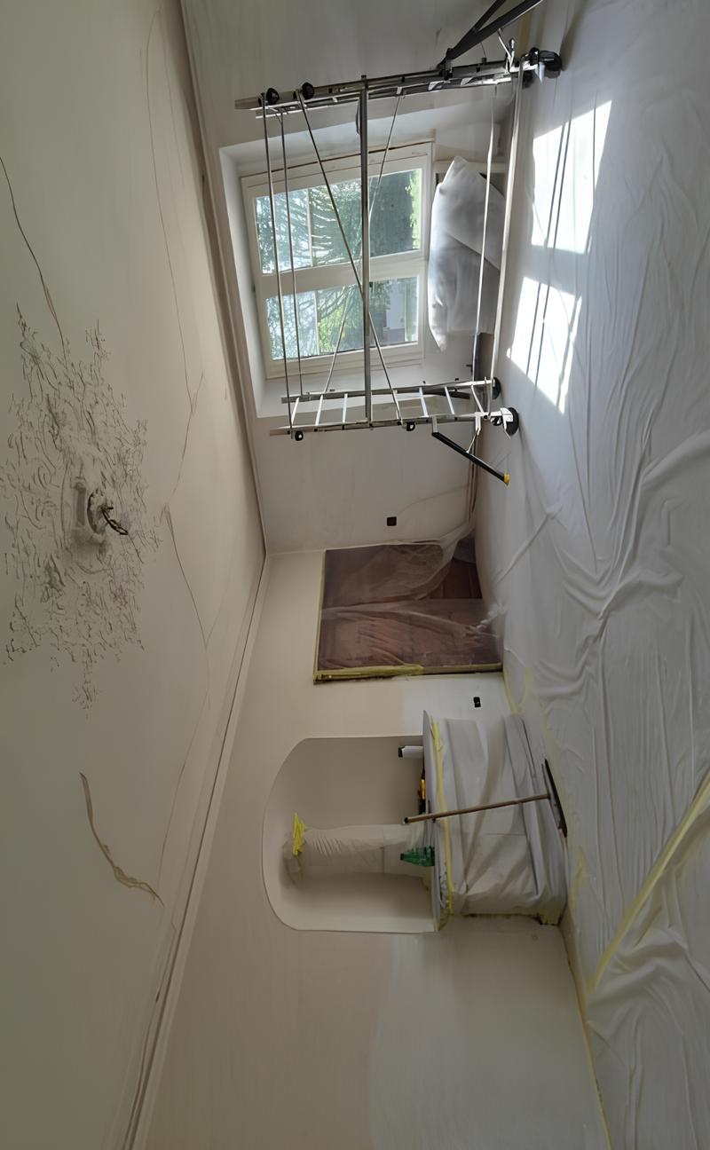 Préparation professionnelle des supports avec enduits et traitements par Léna Rénove à Magny-en-Vexin