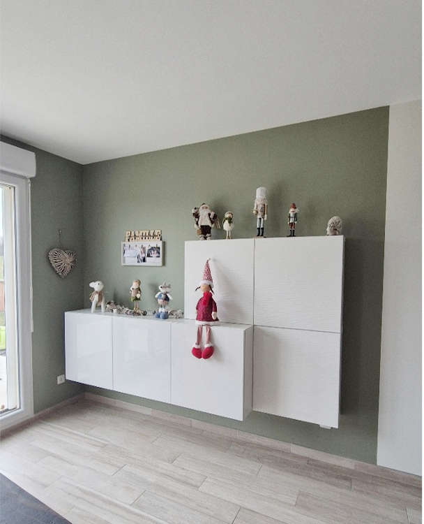 Décoration et peinture de salon à Vétheuil avec pose de vinyle adhésif sur meuble et mise en peinture des murs