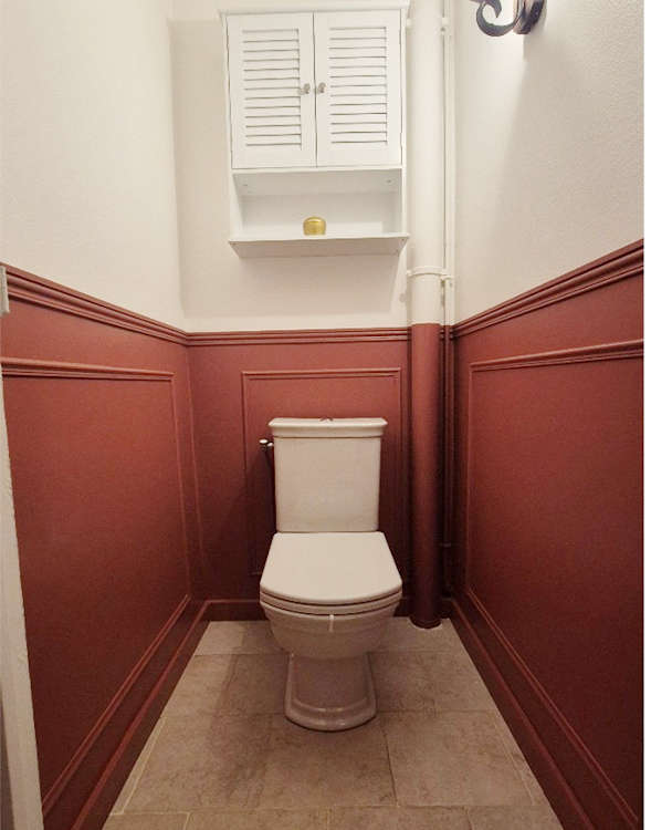 Espace WC rénové avec peinture claire et finitions impeccables